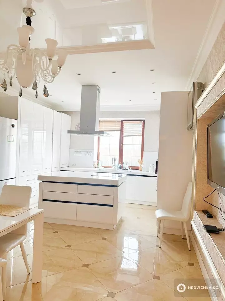 4-комнатная квартира, этаж 2 из 7, 202 м²