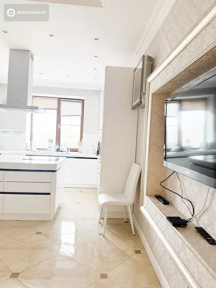 4-комнатная квартира, этаж 2 из 7, 202 м², фотография 3