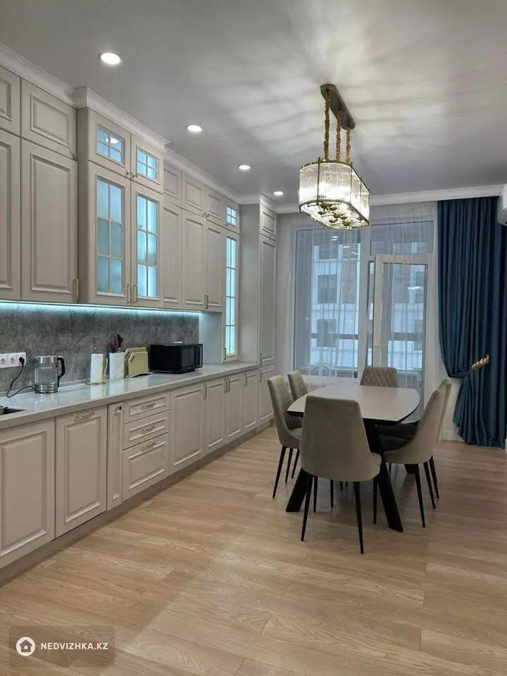 4-комнатная квартира, этаж 3 из 9, 212 м²