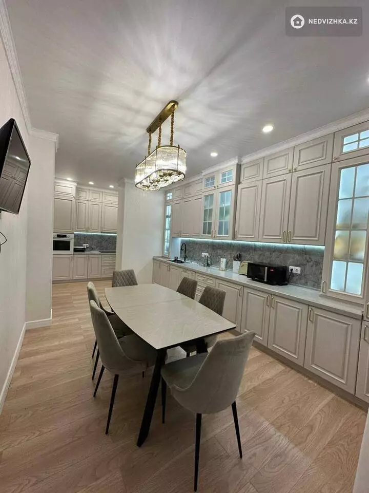 4-комнатная квартира, этаж 3 из 9, 212 м², фотография 2