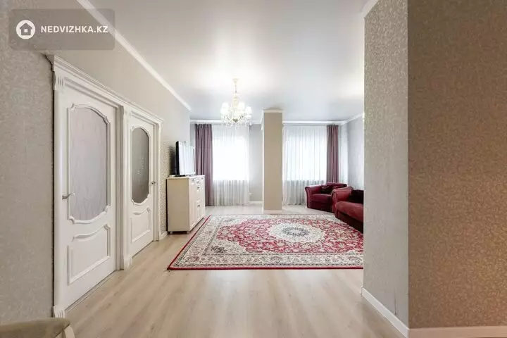 3-комнатная квартира, этаж 9 из 18, 82 м², фотография 3