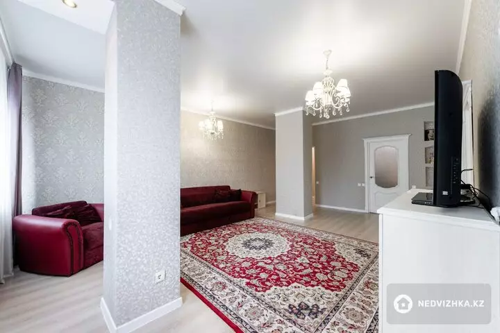 3-комнатная квартира, этаж 9 из 18, 82 м², фотография 2