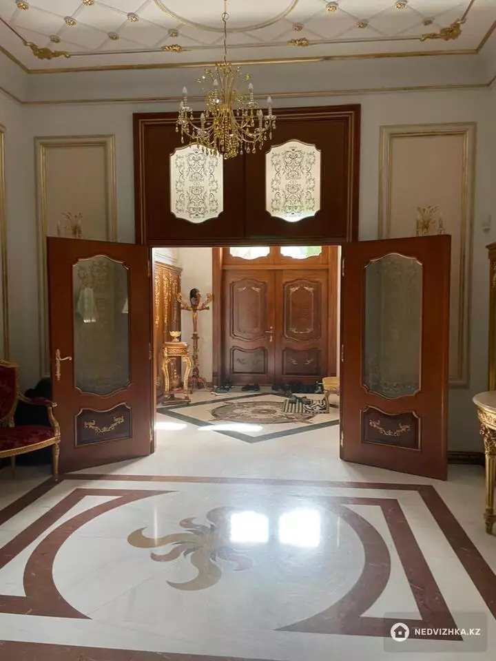 10-комнатный дом, 80 соток, 1 050 м²