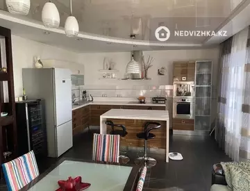 5-комнатная квартира, этаж 6 из 9, 210 м²