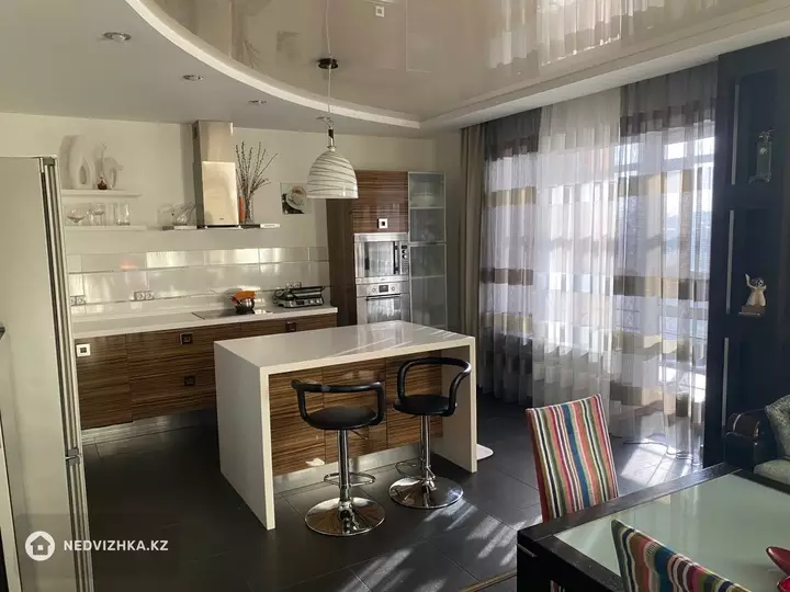 5-комнатная квартира, этаж 6 из 9, 210 м², фотография 2