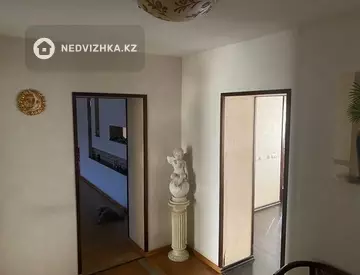 5-комнатная квартира, этаж 6 из 9, 210 м²