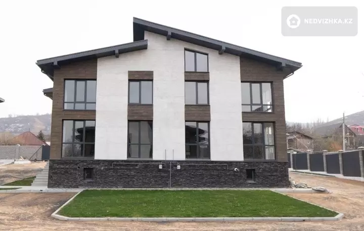 5-комнатный таунхаус, 2 соток, 250 м²