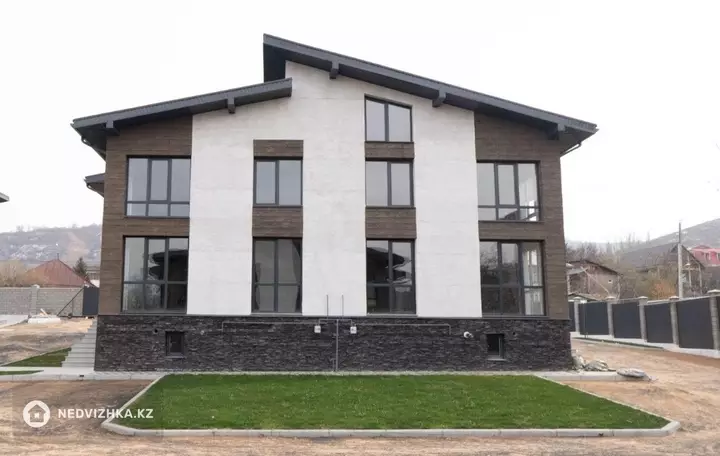 5-комнатный таунхаус, 2 соток, 254 м²