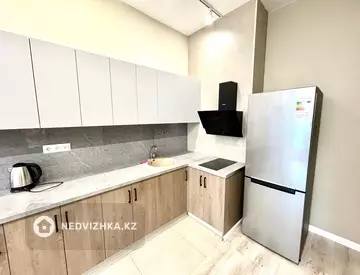 1-комнатная квартира, этаж 8 из 12, 37 м², Посуточно