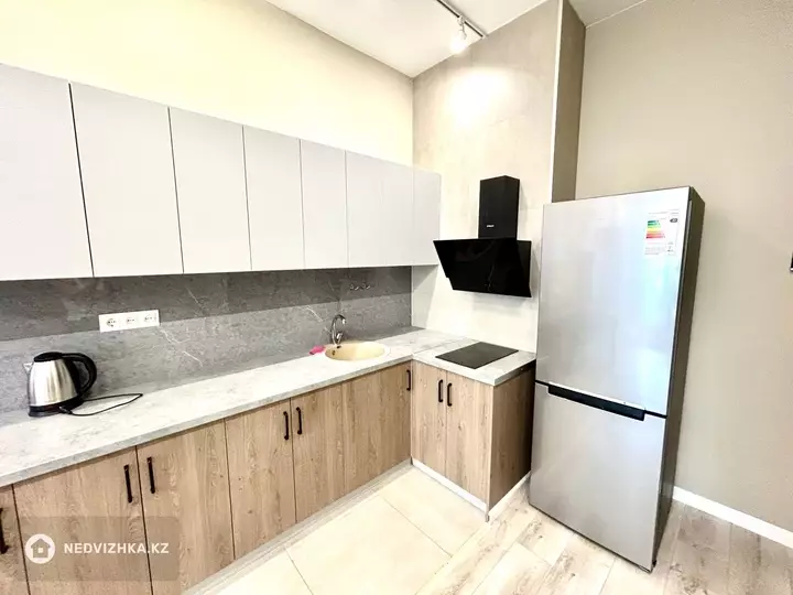 1-комнатная квартира, этаж 8 из 12, 37 м², Посуточно, фотография 2