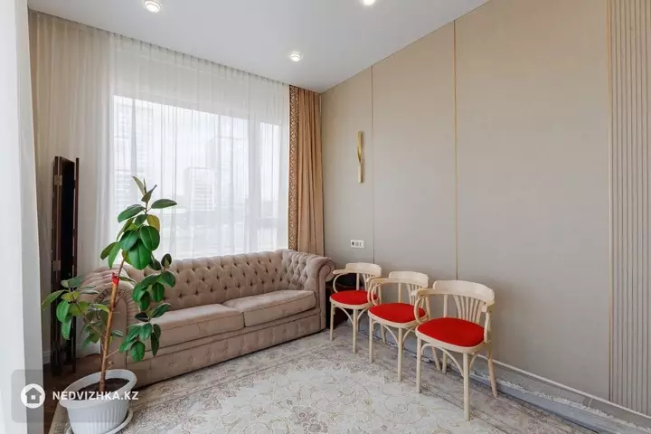 4-комнатная квартира, этаж 3 из 18, 110 м², фотография 3