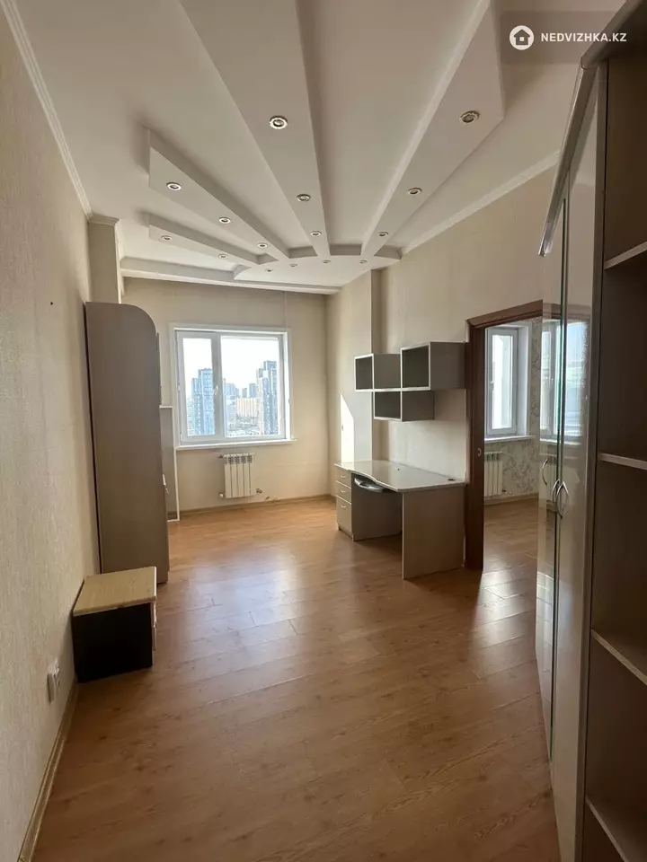 4-комнатная квартира, этаж 13 из 18, 105 м², фотография 2