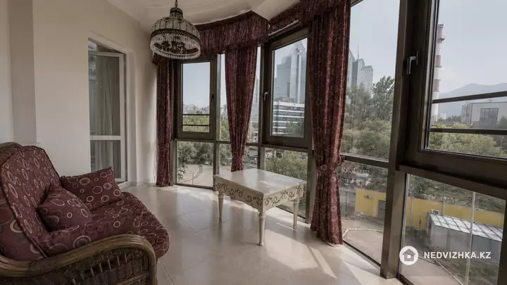 5-комнатная квартира, этаж 6 из 8, 220 м²