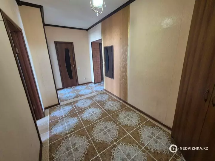 2-комнатная квартира, этаж 8 из 11, 64 м², фотография 2