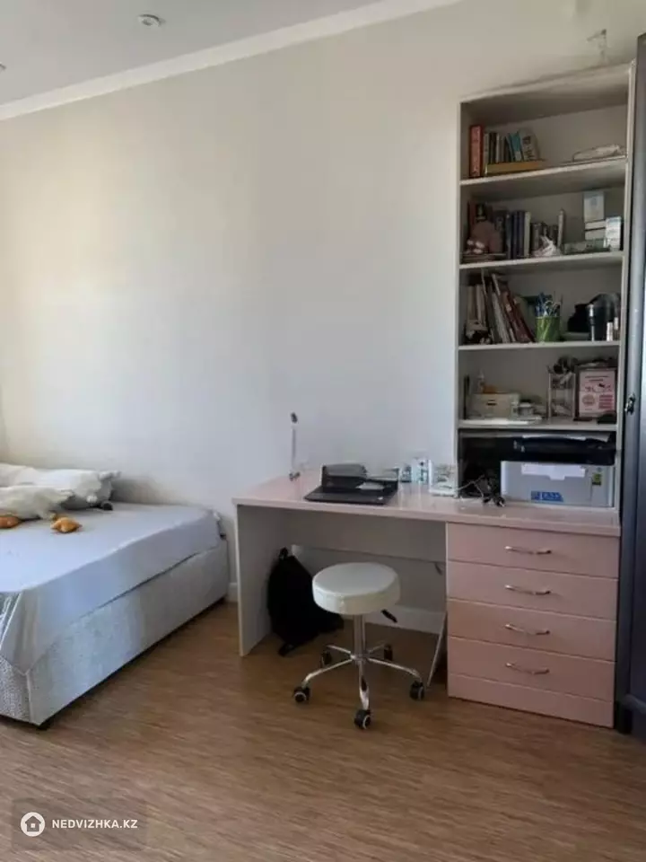 2-комнатная квартира, этаж 9 из 13, 54 м², фотография 2