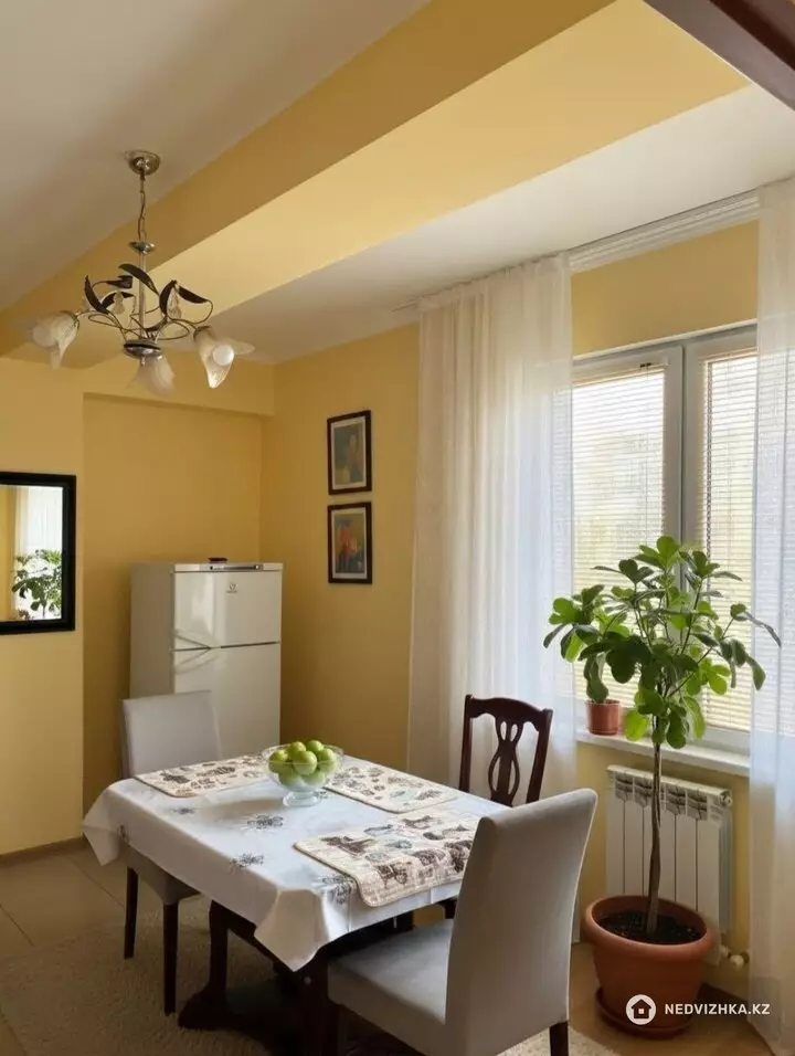 3-комнатная квартира, этаж 4 из 8, 108 м², фотография 2