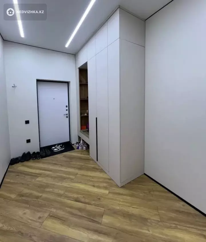 2-комнатная квартира, этаж 3 из 5, 74 м², фотография 3