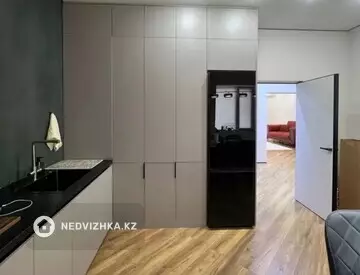 2-комнатная квартира, этаж 3 из 5, 74 м², миниатюра 9