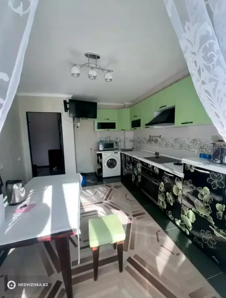3-комнатная квартира, этаж 2 из 6, 80 м², фотография 3