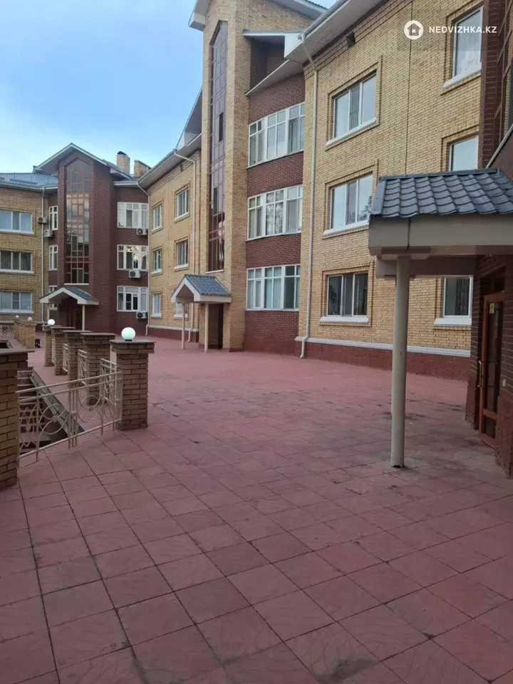 3-комнатная квартира, этаж 2 из 4, 130 м², фотография 3