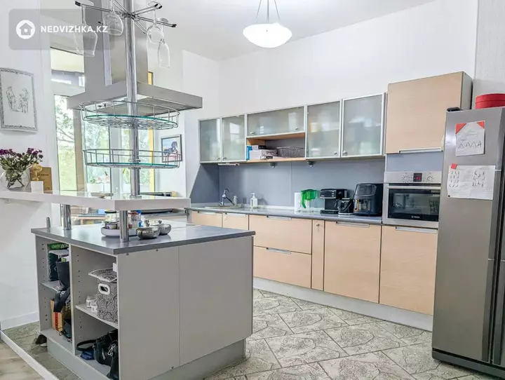 3-комнатная квартира, этаж 3 из 9, 92 м², фотография 2