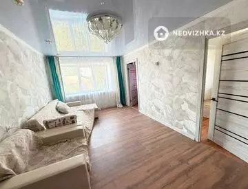 4-комнатная квартира, этаж 4 из 5, 63 м², На длительный срок