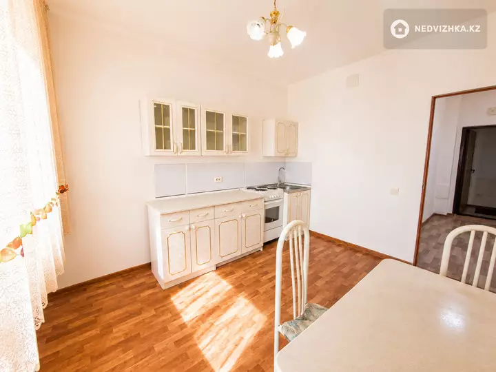 2-комнатная квартира, этаж 3 из 14, 64 м², фотография 2