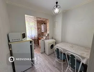 1-комнатная квартира, этаж 1 из 5, 35 м², По часам