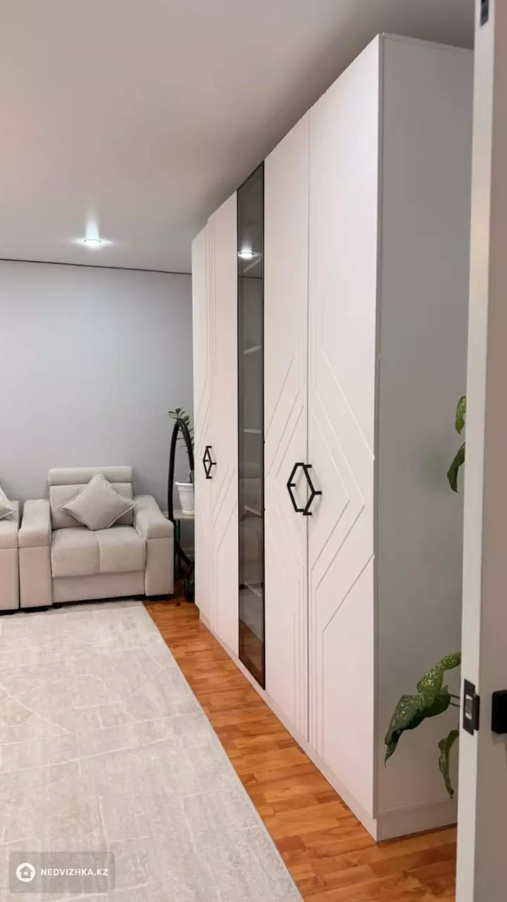 2-комнатная квартира, этаж 3 из 5, 75 м², фотография 3