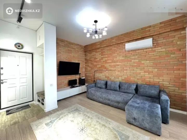 2-комнатная квартира, этаж 13 из 13, 43 м², фотография 2