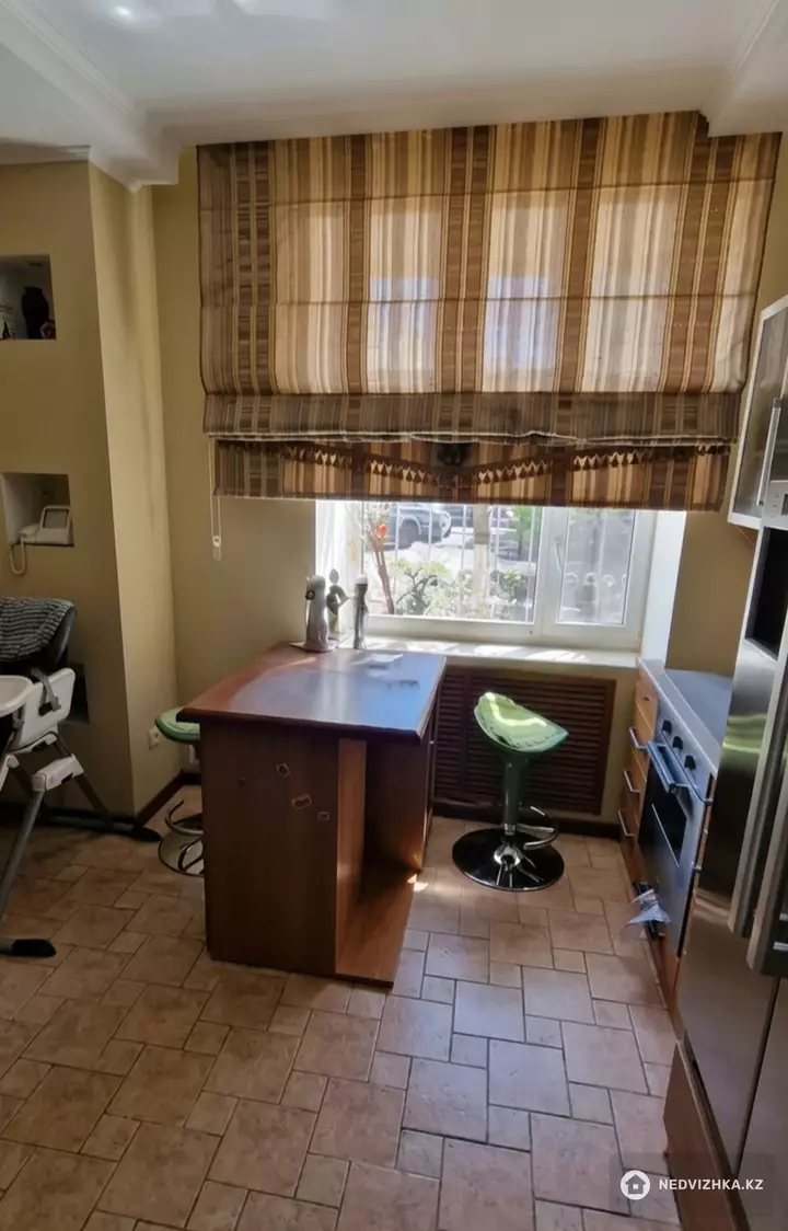 3-комнатная квартира, этаж 1 из 2, 180 м², фотография 4