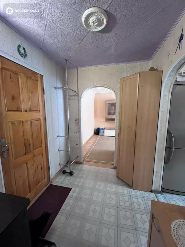 2-комнатная квартира, этаж 1 из 10, 49 м², фотография 2