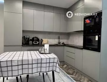2-комнатная квартира, этаж 12 из 17, 80 м², миниатюра 1