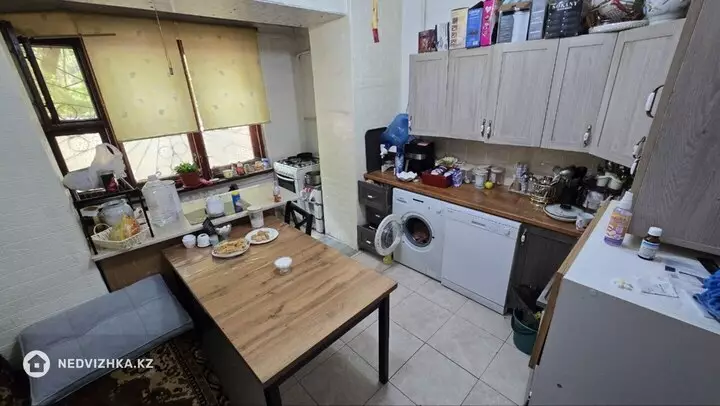 3-комнатная квартира, этаж 1 из 5, 74 м², фотография 4