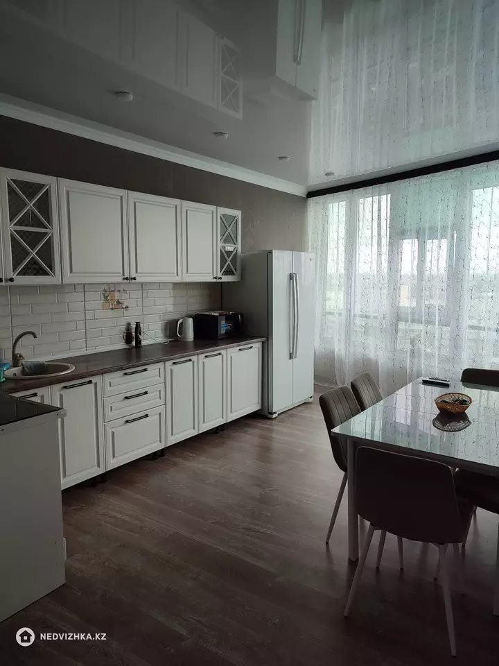4-комнатная квартира, этаж 16 из 25, 130 м², Посуточно, фотография 4