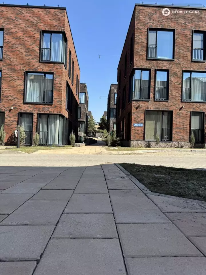 3-комнатная квартира, этаж 3 из 3, 120 м², фотография 2