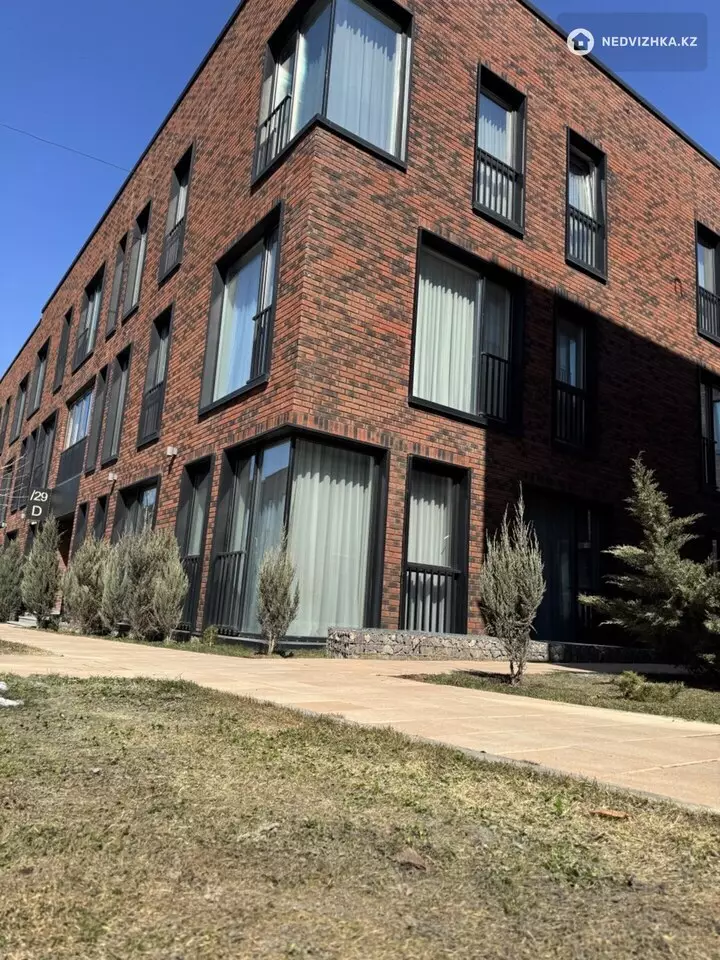 3-комнатная квартира, этаж 3 из 3, 120 м², фотография 4