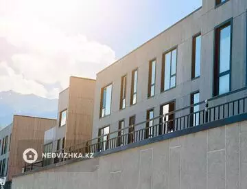 4-комнатная квартира, этаж 3 из 3, 178 м², миниатюра 3