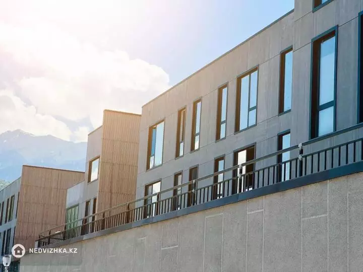 4-комнатная квартира, этаж 3 из 3, 178 м², фотография 3