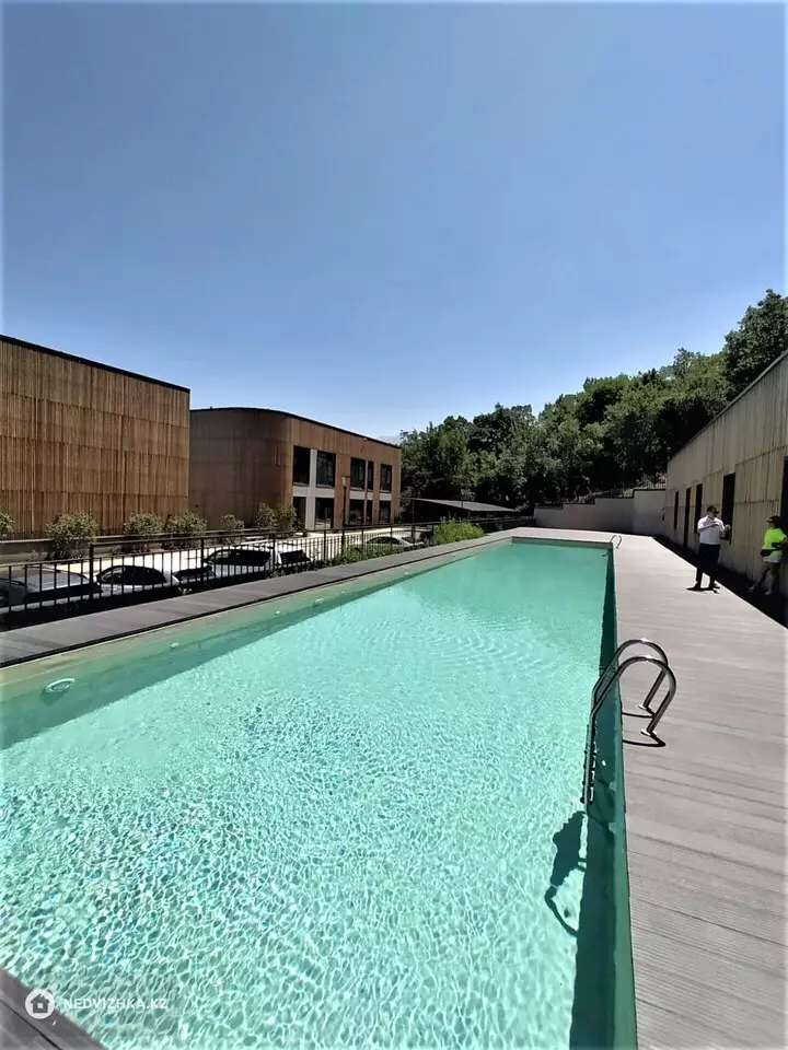 4-комнатная квартира, этаж 3 из 3, 178 м², фотография 2