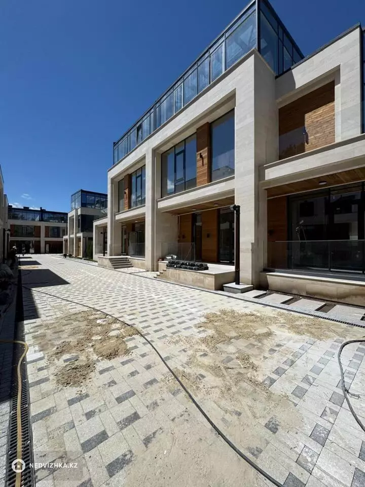 6-комнатная квартира, этаж 1 из 3, 450 м², фотография 4