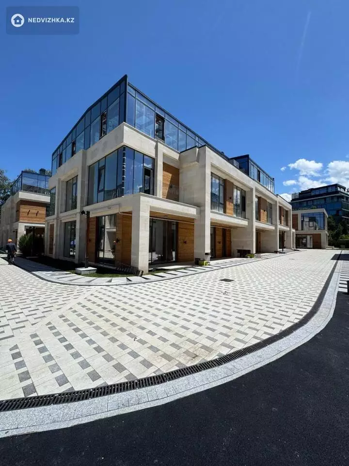 6-комнатная квартира, этаж 1 из 3, 450 м², фотография 2