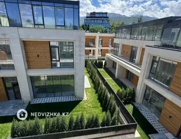 6-комнатная квартира, этаж 1 из 3, 450 м², миниатюра 1
