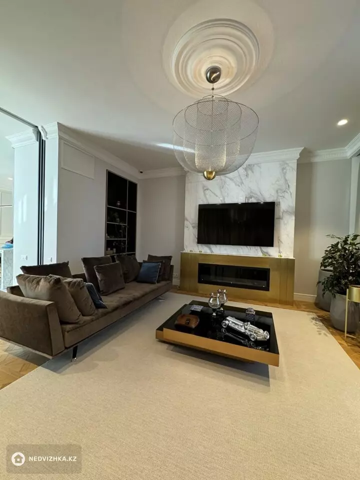 4-комнатная квартира, этаж 1 из 3, 262 м², фотография 2