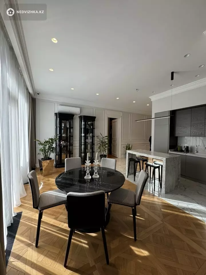 4-комнатная квартира, этаж 1 из 3, 262 м², фотография 3