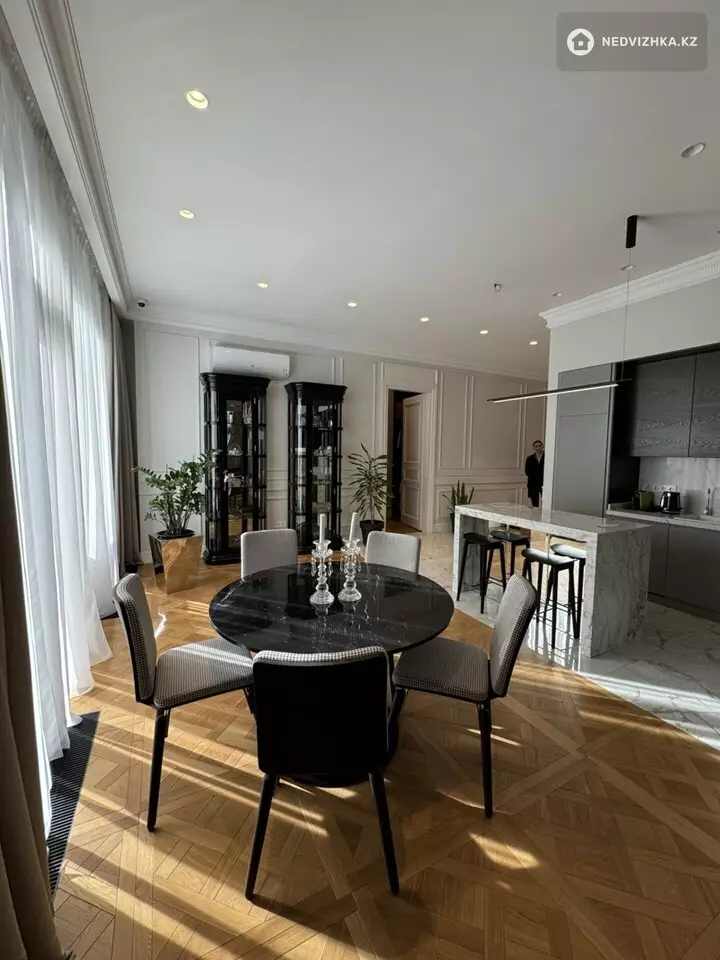 4-комнатная квартира, этаж 1 из 3, 262 м²