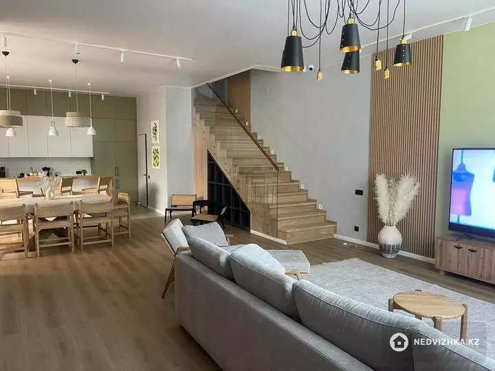 5-комнатная квартира, этаж 1 из 3, 300 м², фотография 2