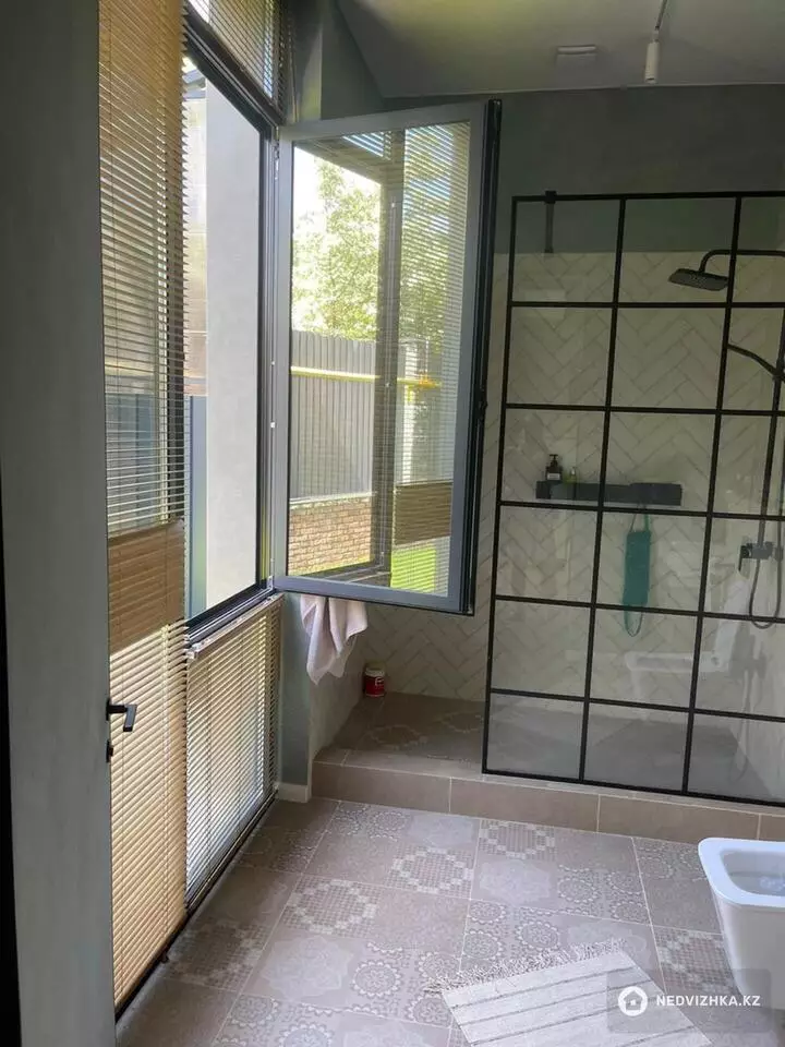 5-комнатная квартира, этаж 1 из 3, 300 м², фотография 5