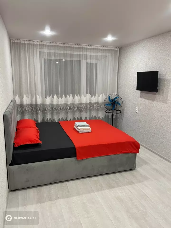 1-комнатная квартира, этаж 7 из 9, 36 м², Посуточно, фотография 2
