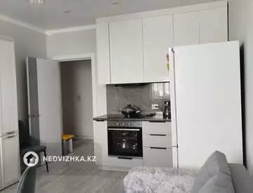 2-комнатная квартира, этаж 8 из 9, 38 м², миниатюра 2